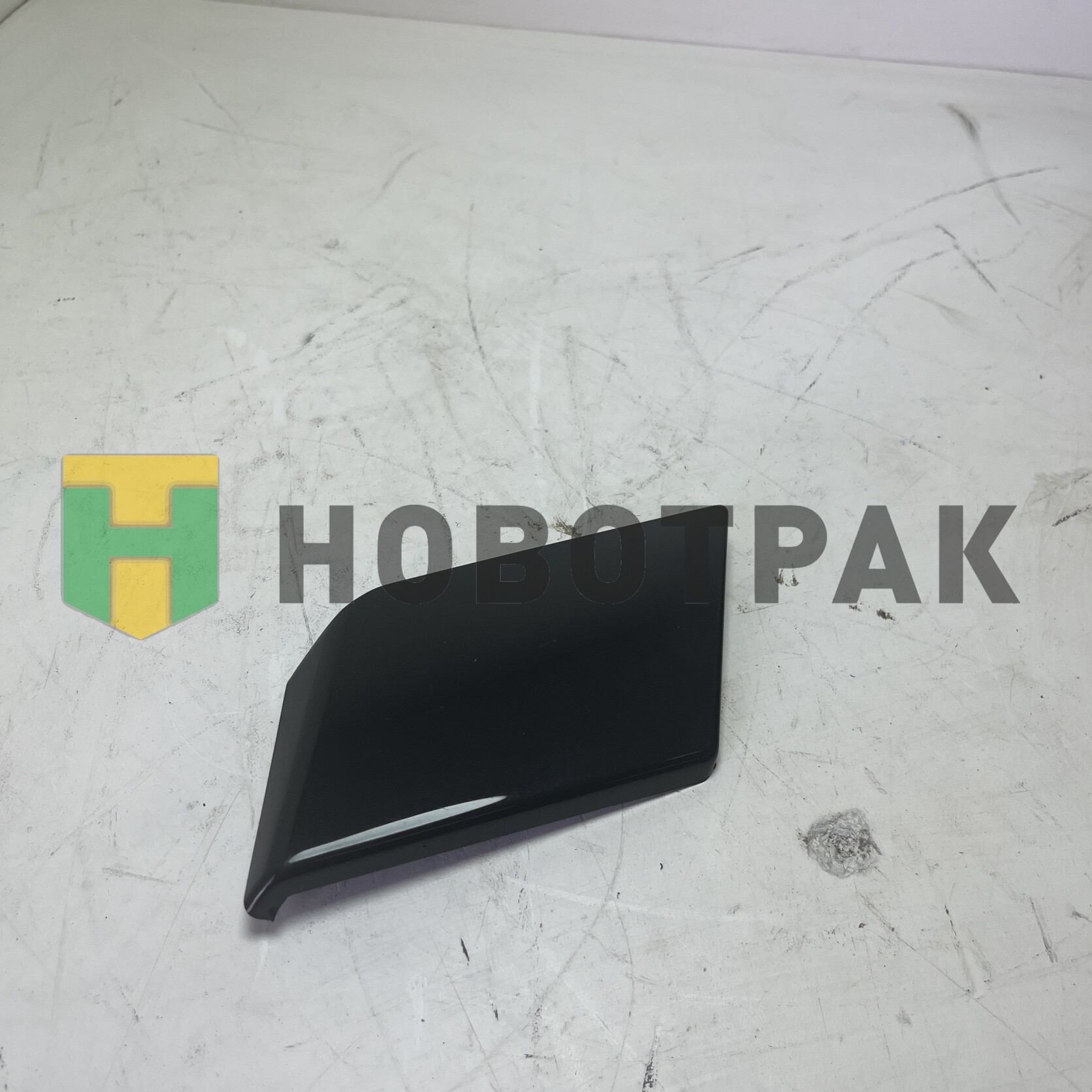 Заглушка бампера правая RVI