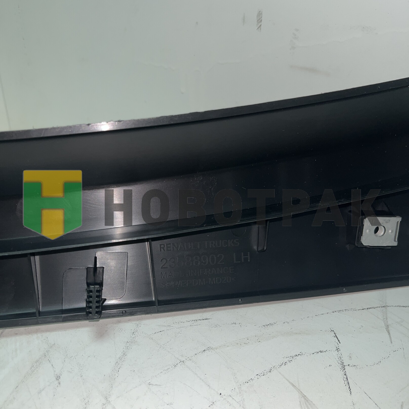 Накладка корпуса левой подножки RVI 7423588902