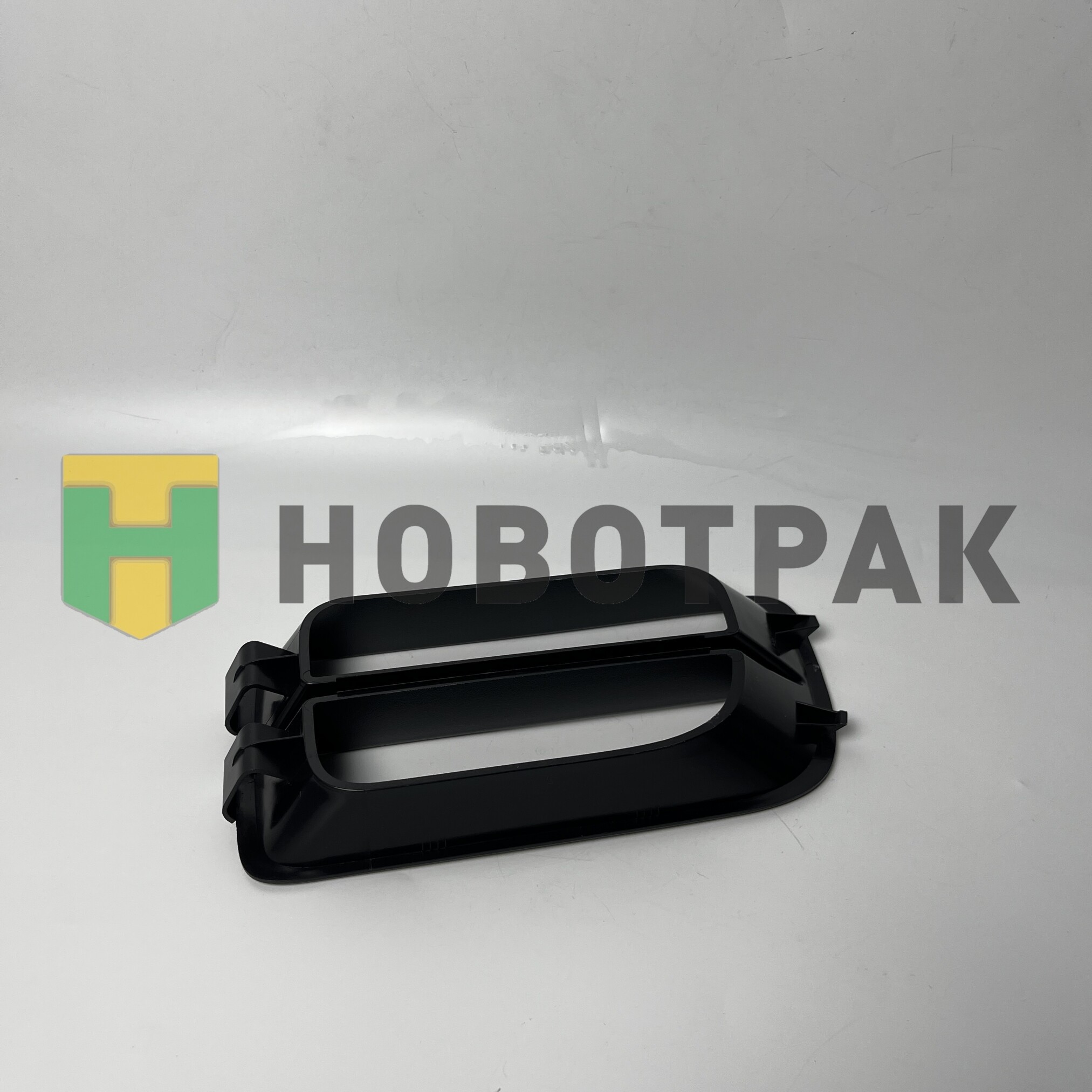 Вставка в угол бампера черный пластик прав MERCEDES о.н.9438840160 (M3100139)