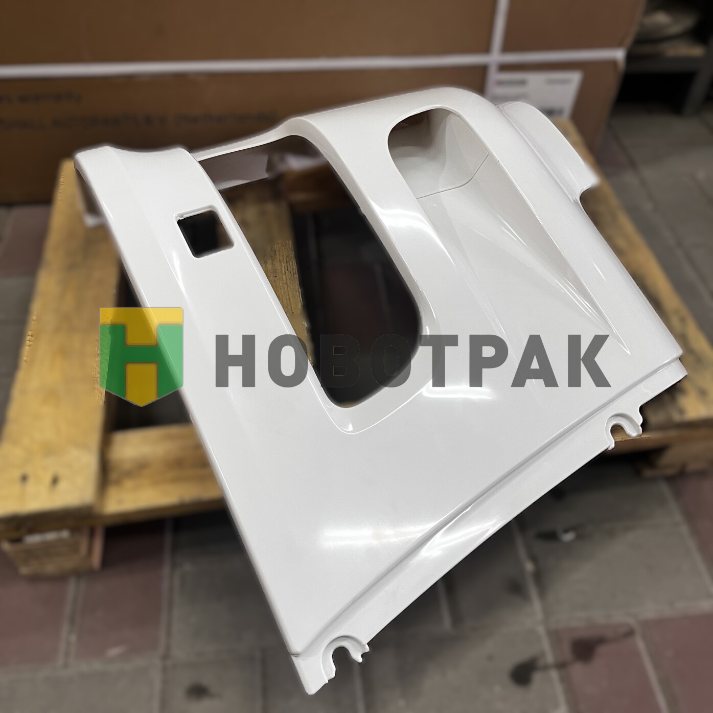 Облицовка фары правая DAF105 TD04C010002