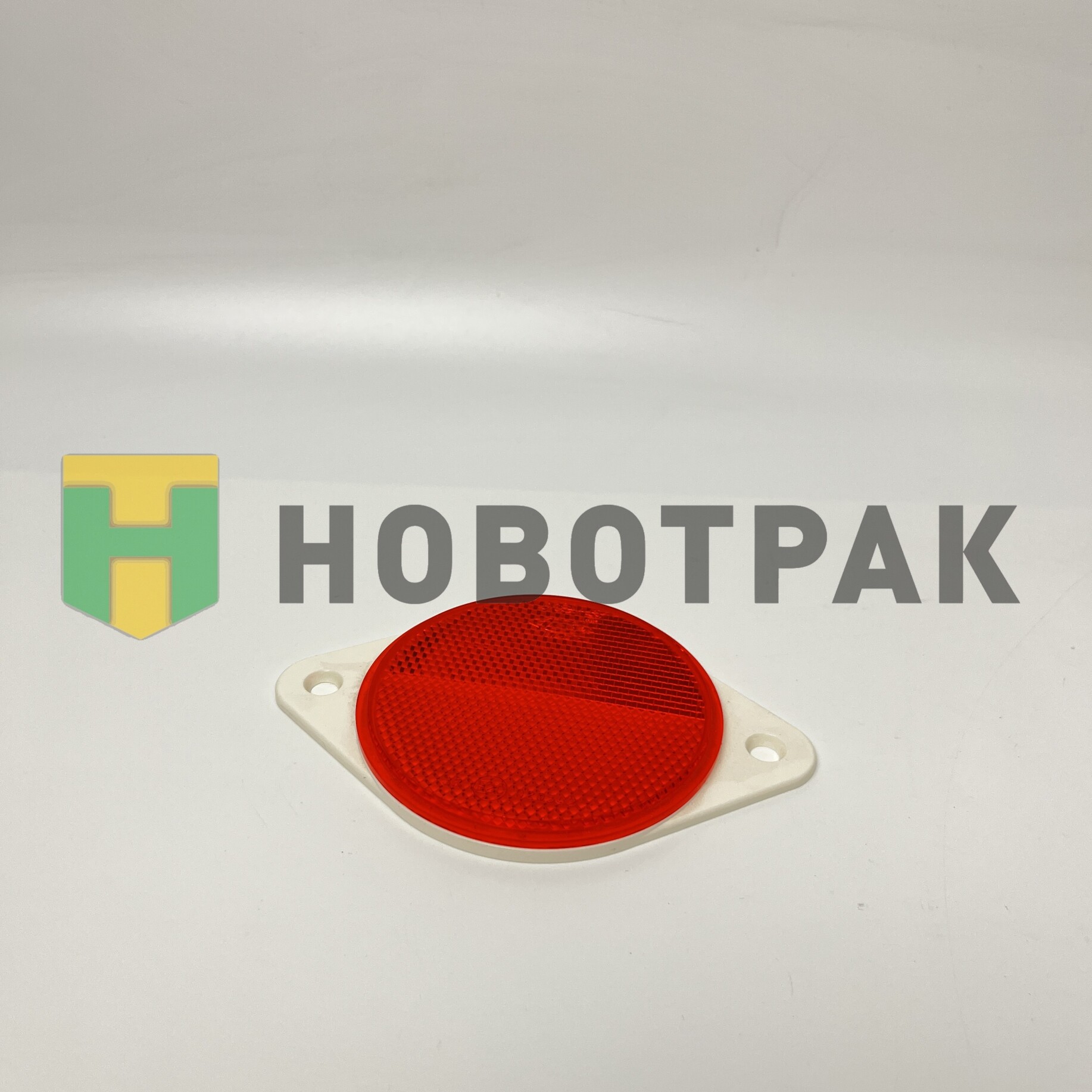 Светоотражатель красного цвета с креплением на два винта DOB039C