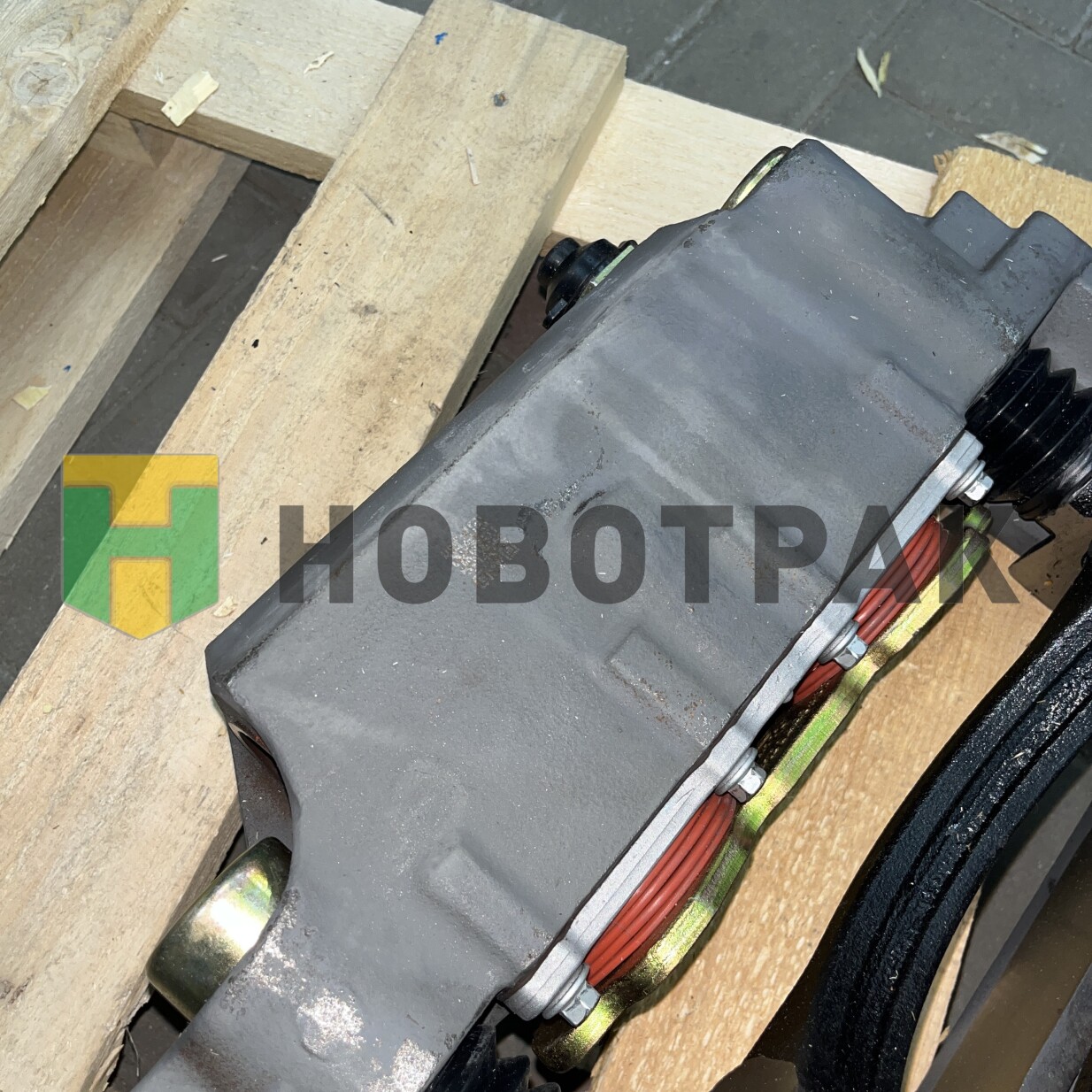 Суппорт тормозной задний левый C7H AZ4007444210