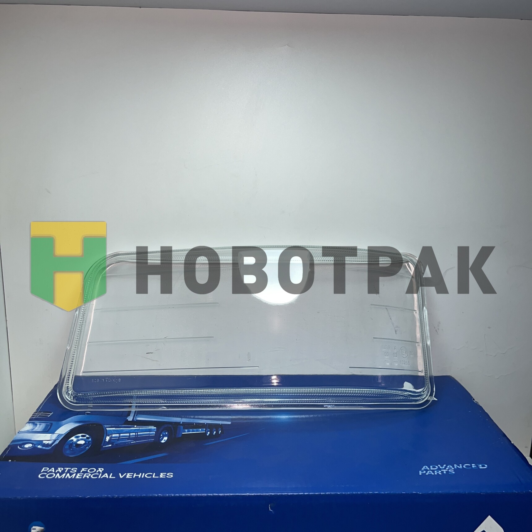 Стекло фары MAN TGA левое 022044