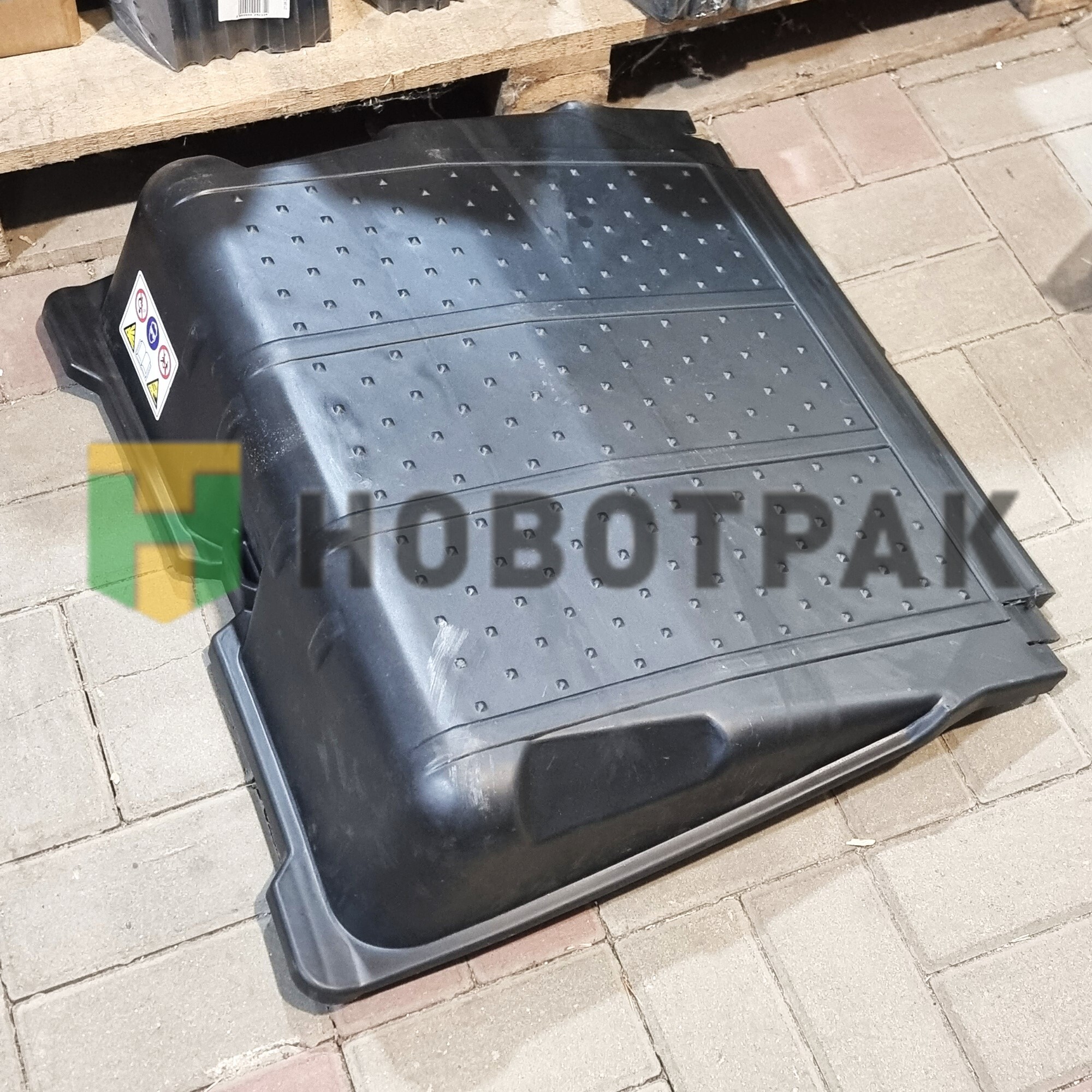 Крышка АКБ MB Actros 18100068
