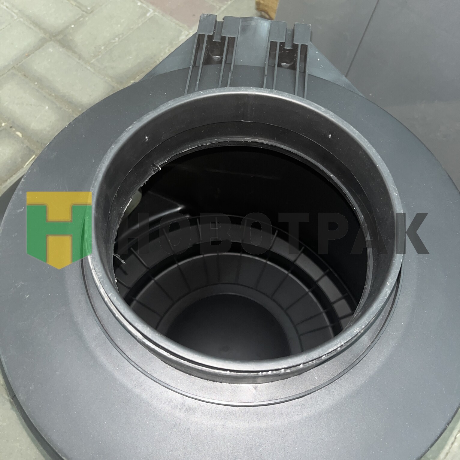 Корпус воздушного фильтра Renault T-series 7421243180