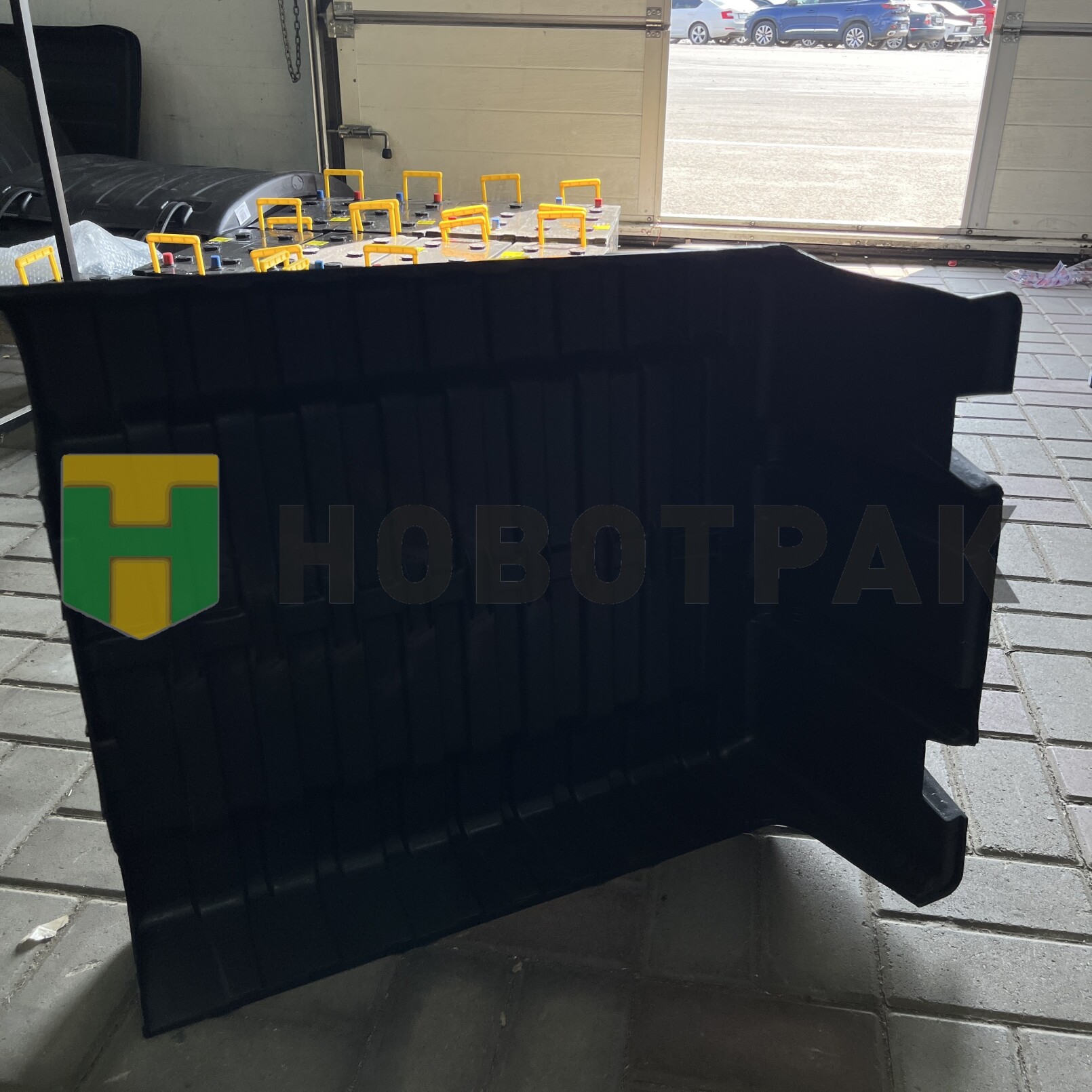 Крышка АКБ DAF TD0661055