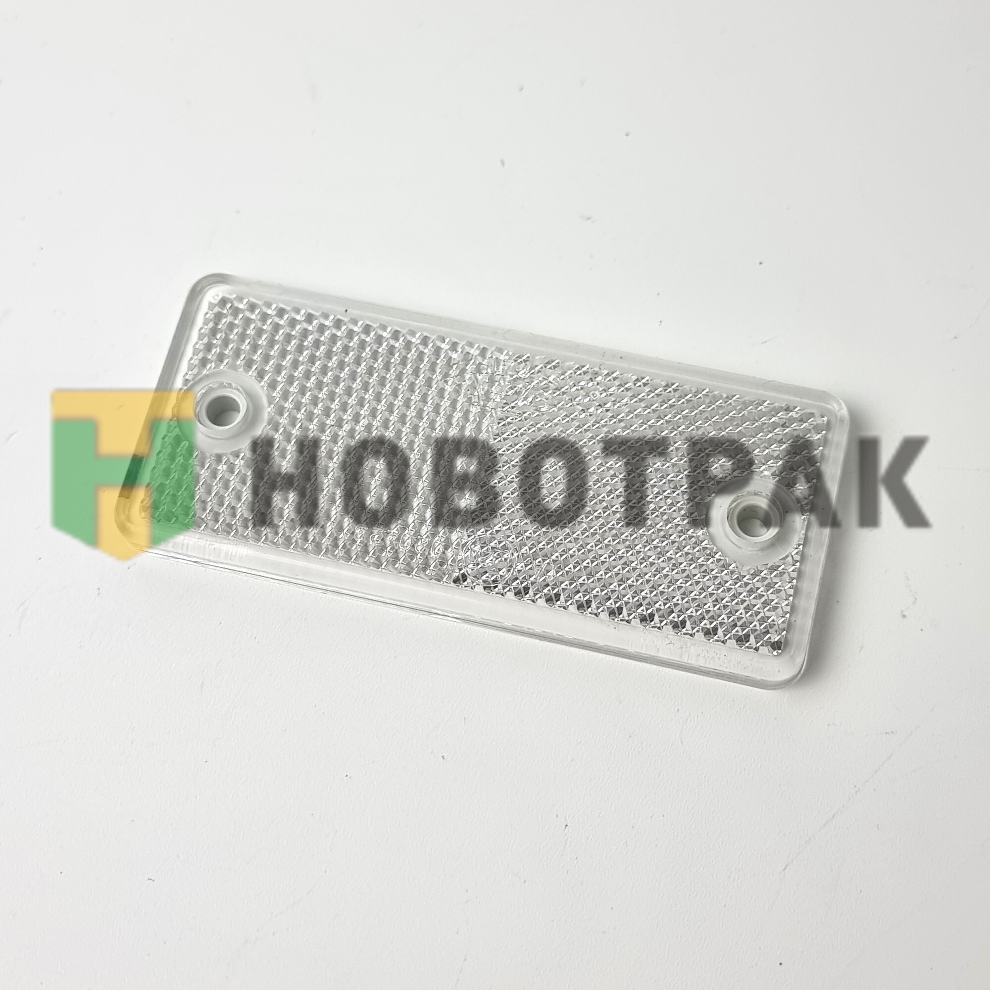 Светоотражатель белого цвета с двумя отверстиями DOB034B