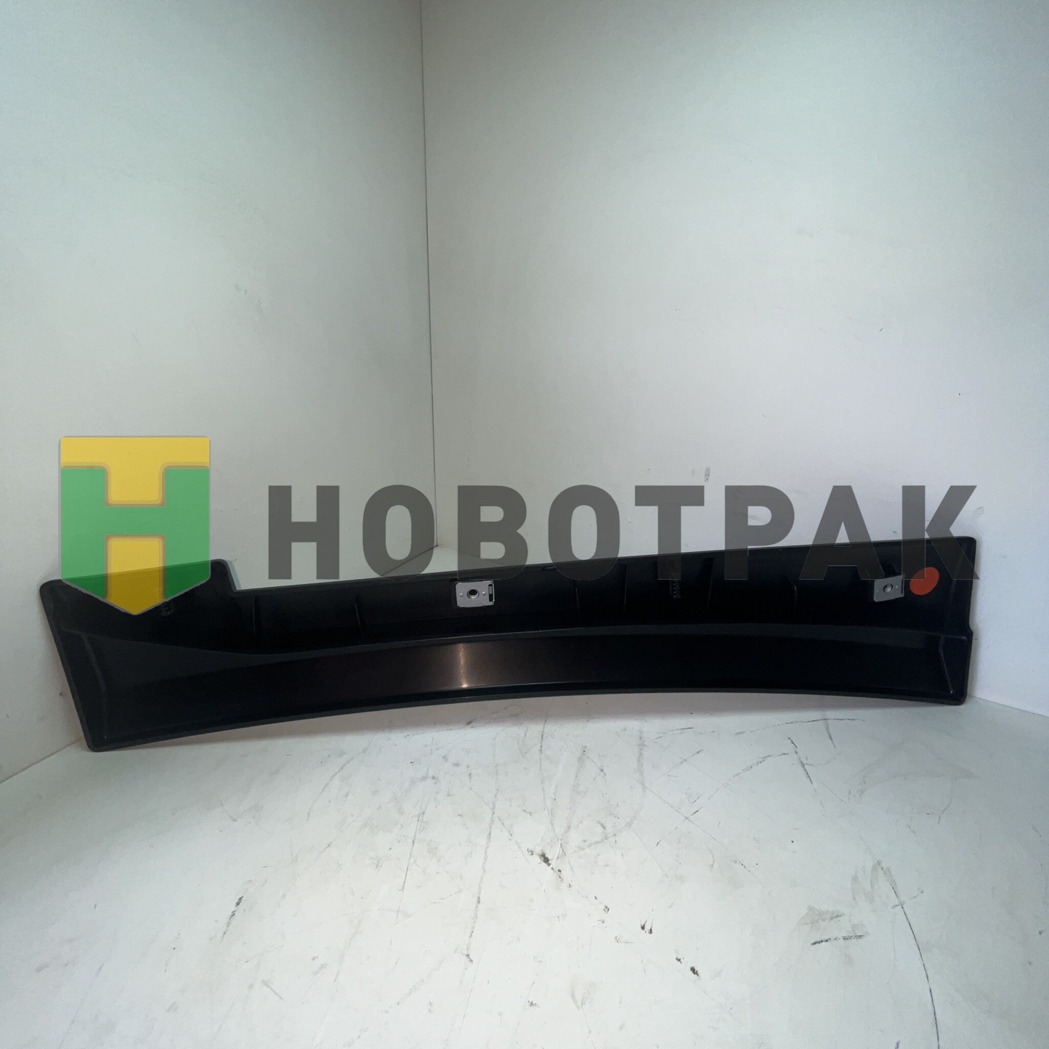 Накладка корпуса правой подножки RVI 7423588905