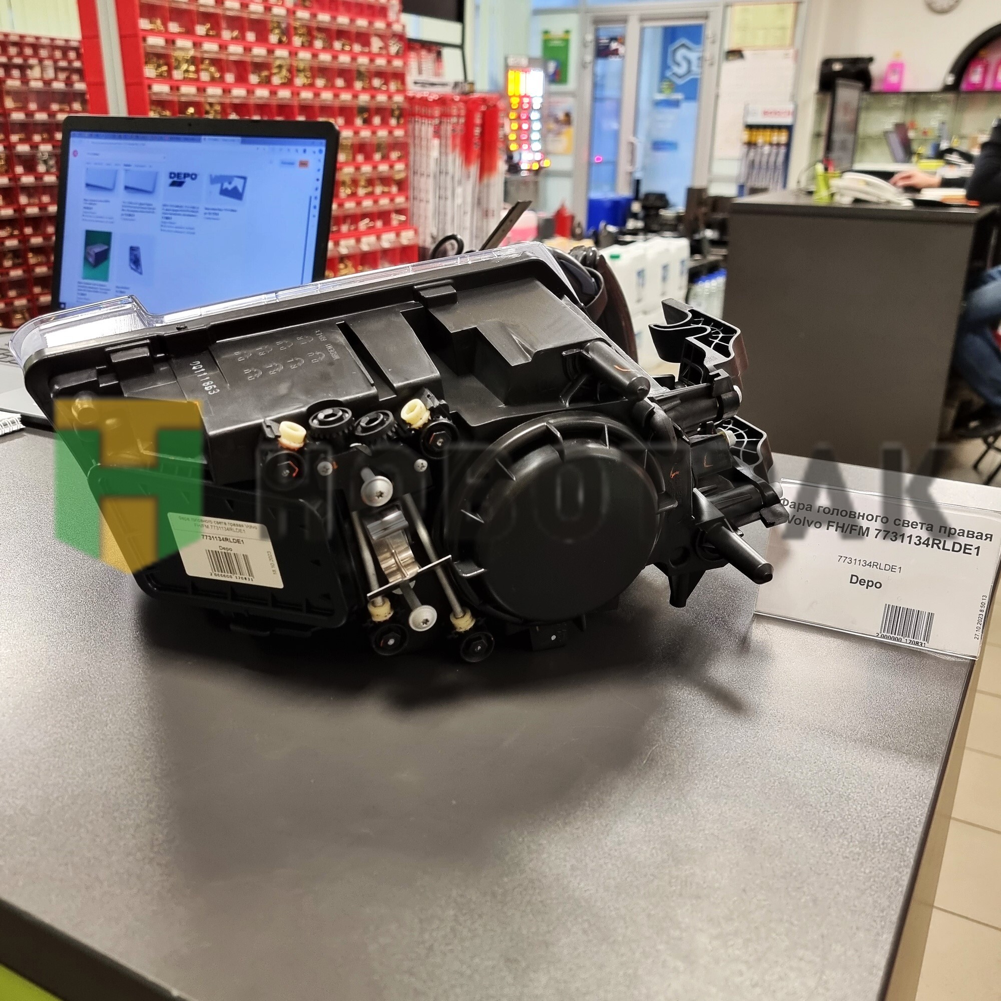 Фара головного света правая Volvo FH/FM 7731134RLDE1