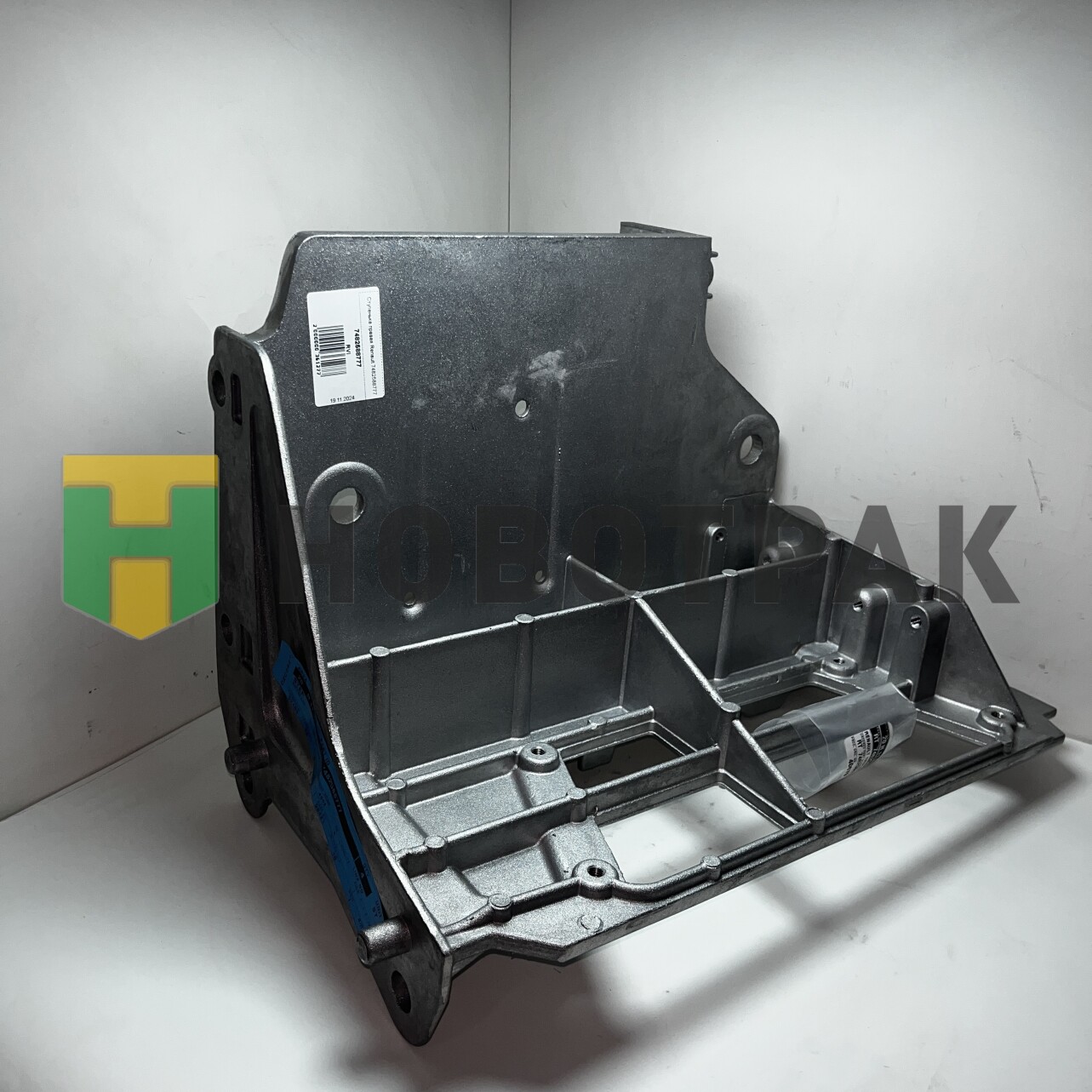 Ступенька правая Renault 7482588777