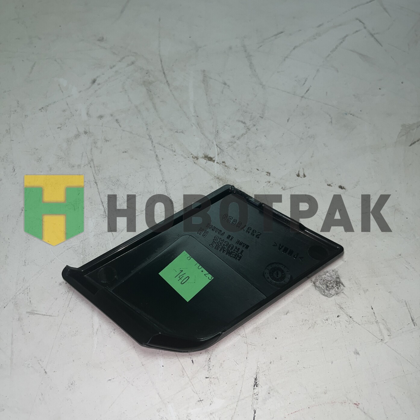 Заглушка бампера правая RVI