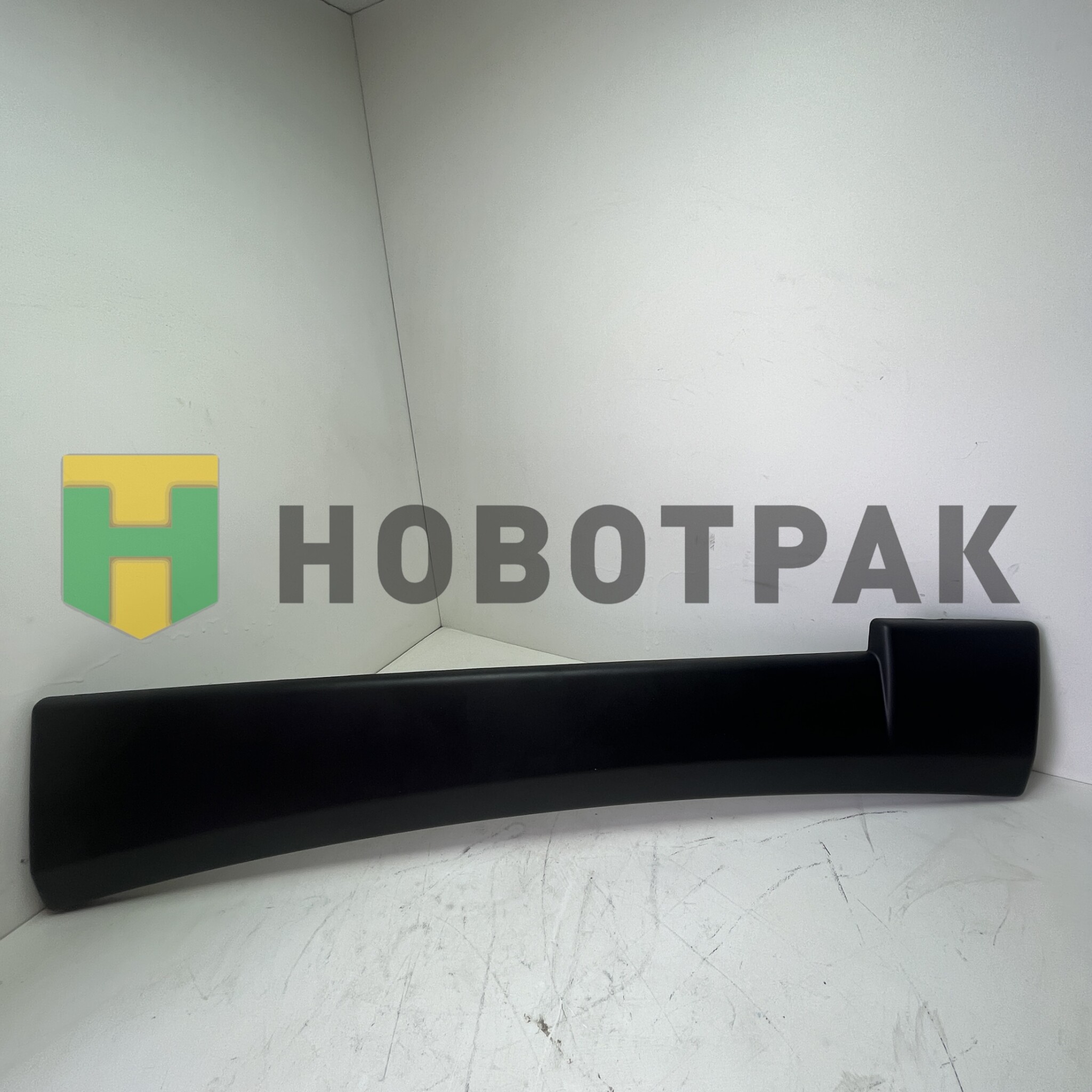 Накладка корпуса правой подножки RVI 7423588905