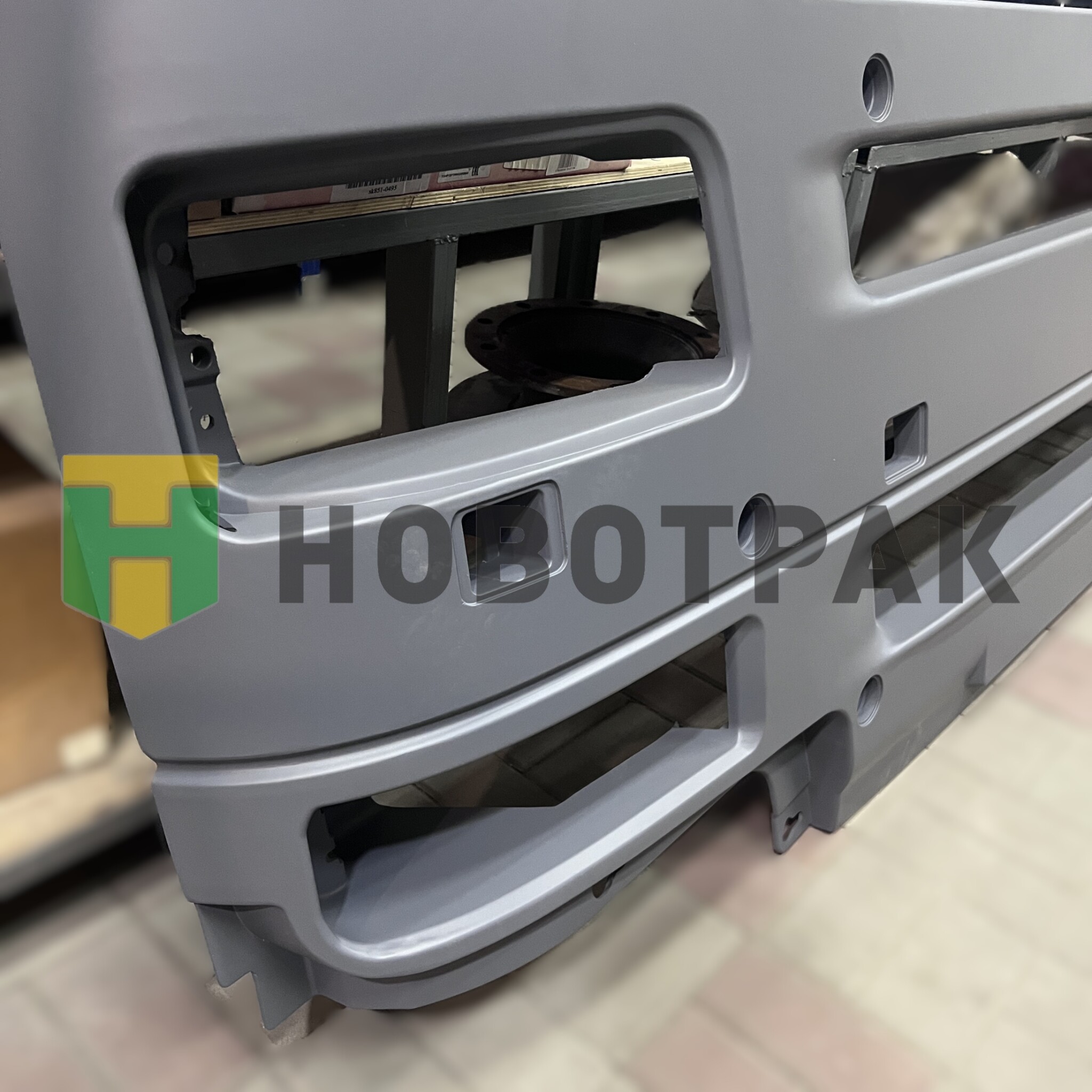 Бампер передний MAN TGA черный 18200102