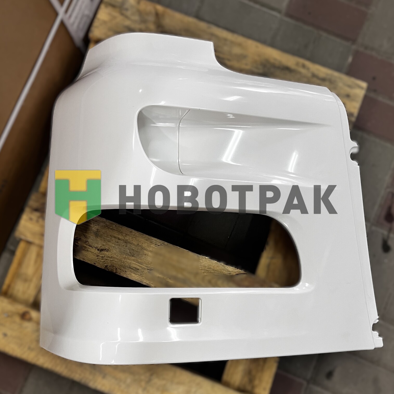 Облицовка фары правая DAF105 TD04C010002