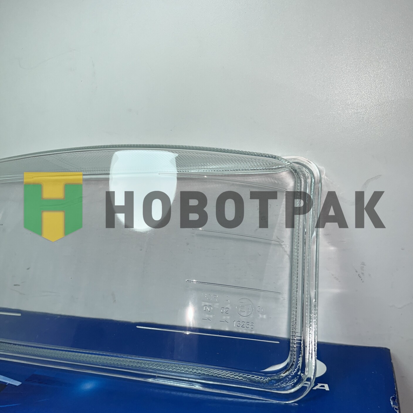 Стекло фары MAN TGA левое 022044