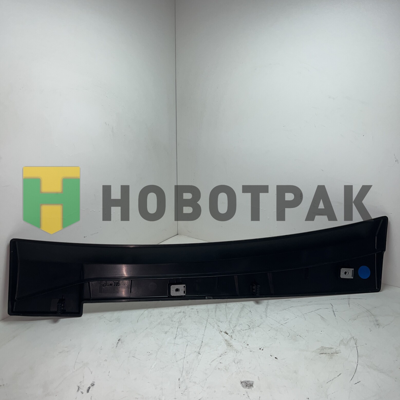 Накладка корпуса левой подножки RVI 7423588902